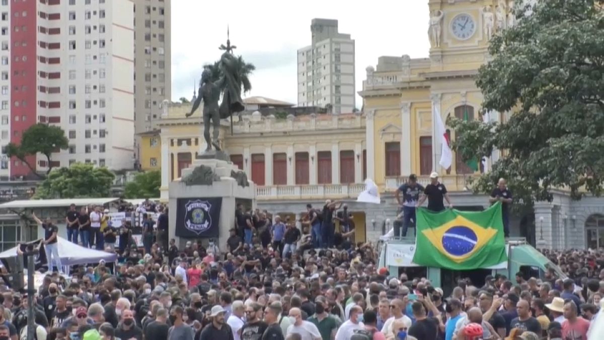 تصاویری از برزیل؛ بیست هزار مامور پلیس در اعتراض به پایین بودن حقوق خود اعتصاب کردند