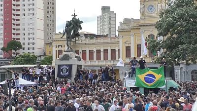 فيديو | الآلاف من ضباط الشرطة يحتجون في البرازيل للمطالبة برواتب أعلى