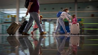 Επιβάτες με μάσκες στο αεροδρόμιο της Βαρκελώνης