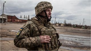جندي أوكراني يقف في قرية نوفولوهانسكي بمنطقة لوهانسك، أوكرانيا، 19 فبراير 2022.