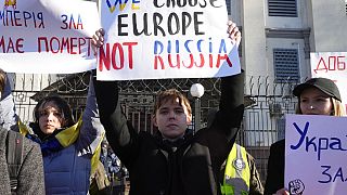 Protesto frente à embaixada russa em Kiev