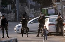 Doğu Kudüs'ün Şeyh Cerrah mahallesinde nöbet tutan İsrail polisi