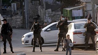 Doğu Kudüs'ün Şeyh Cerrah mahallesinde nöbet tutan İsrail polisi