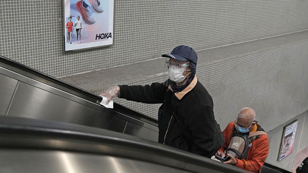 Maszkot viselő utasok a hongkongi metróban