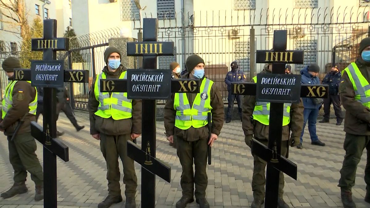شاهد: مظاهرة أمام السفارة الروسية في كييف للتنديد بقرارات بوتين