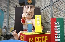 Una de las carrozas con Putin