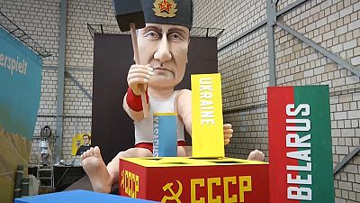 شاهد: مجسم كاريكاتوري لبوتين رافعاً مطرقة الشيوعية
