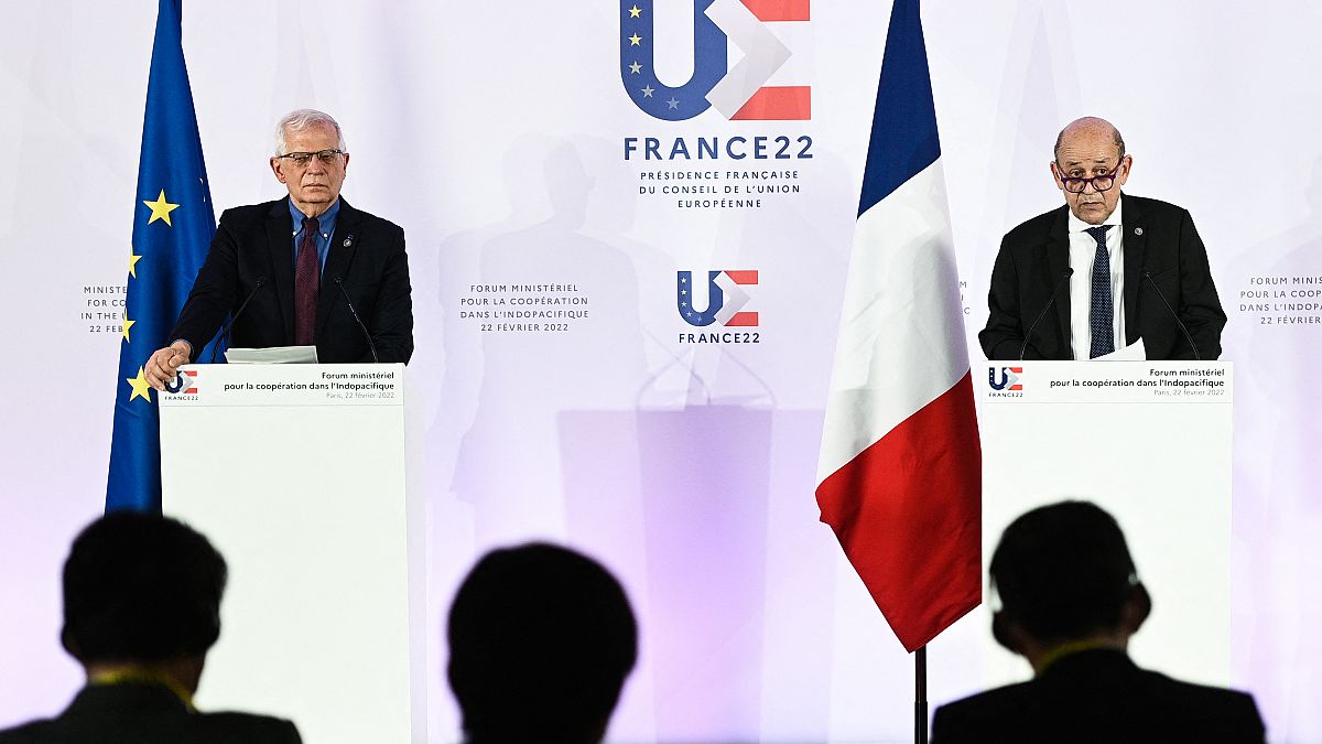 الممثل الأعلى للاتحاد الأوروبي للشؤون الخارجية والسياسة الأمنية ، جوزيب بوريل،و وزير الخارجية الفرنسي جان إيف لودريان، باريس في 22 فبراير 2022