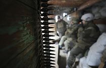 Óvóhelyen pihenő ukrán katonák Luhanszk térségében 2022 januárjában