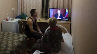 Жители Донбасса смотрят обращение Путина