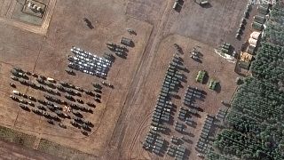 Satellitenbilder zeigen russische Panzer und anderes Gerät nahe der Grenze zur Ukraine