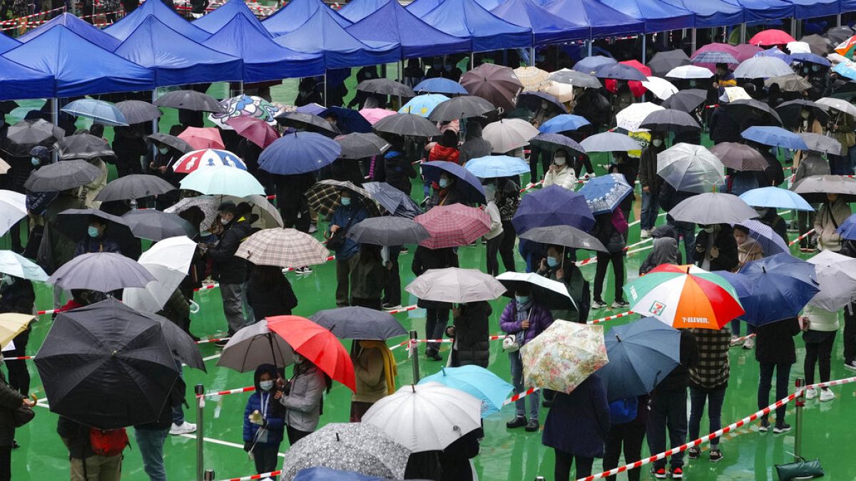 Des habitants font la queue pour passer un test de dépistage du Covid malgré la pluie, à Hong Kong, lundi 21 février 2022. 