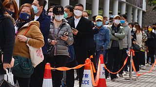 In Hongkong stehen Menschen für einen Corona-Test an
