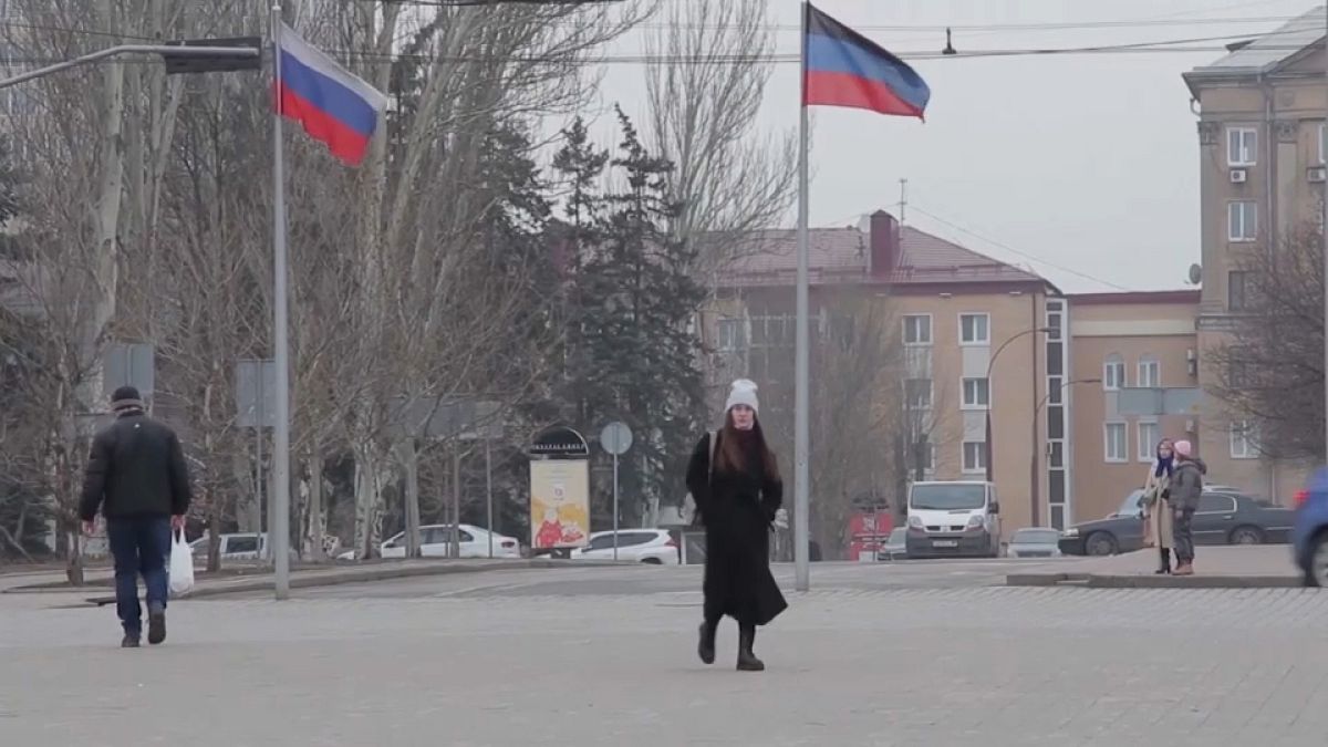 Bandiere russe per le strade di Donetsk. 