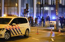 Túszejtés egy amszterdami boltban: az elkövetőt elgázolta egy rendőrautó 