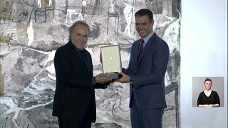 Joan Manuel Serrat recibe la condecoración por su carrera