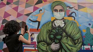 Βραζιλία: Καλλιτέχνες ζωγραφίζουν στις προσόψεις των νοσοκομείων για να τιμήσουν τους γιατρούς