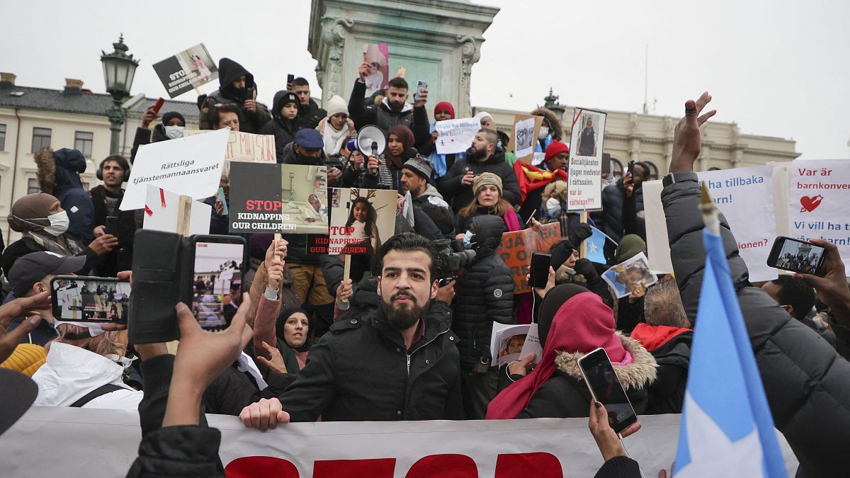 "Hört auf, unsere Kinder zu kidnappen": Mit diesem Schlachtruf demonstrieren Muslime in Stockholm. 