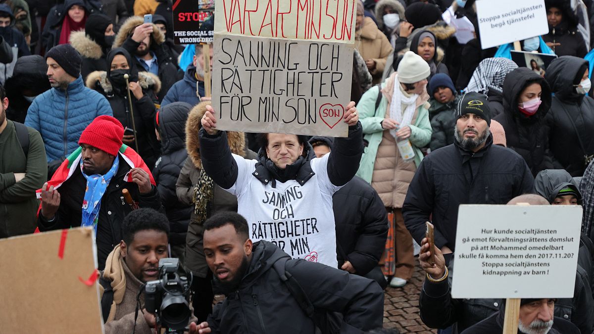 متظاهرين ينددون بخطف الخدمات الاجتماعية السويدية لأطفال المهاجرين المسلمين، في جوتنبرج، السويد، في 13 فبراير 2022