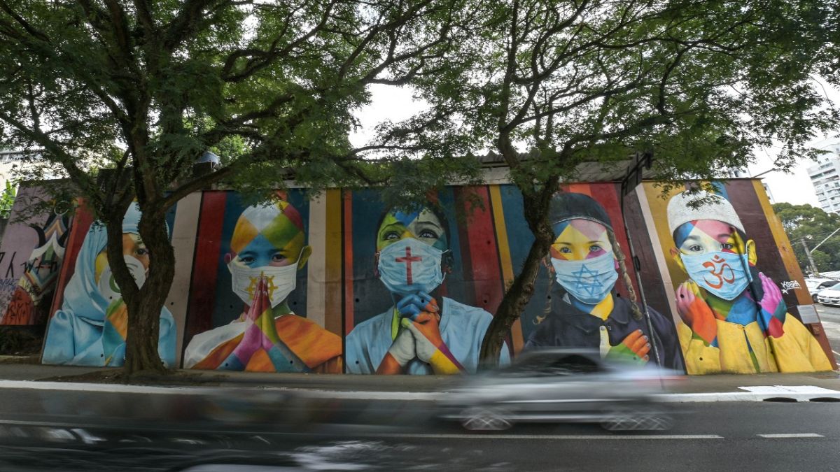 Egészségügyi dolgozókat ábrázoló falfestmény Sao Paulóban 2022. 02. 16-án