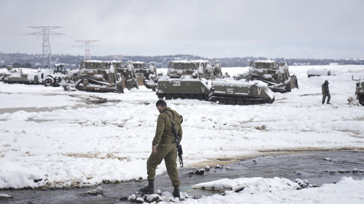 جندي إسرائيلي بجانب المعدات العسكرية خلال تدريب في مرتفعات الجولان التي تسيطر عليها إسرائيل، بالقرب من الحدود الإسرائيلية مع سوريا، الخميس 27 يناير 2022.