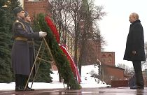 Vladímir Putin ante la tumba del soldado desconocido, en Moscú