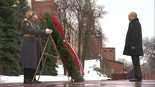Vladímir Putin ante la tumba del soldado desconocido, en Moscú