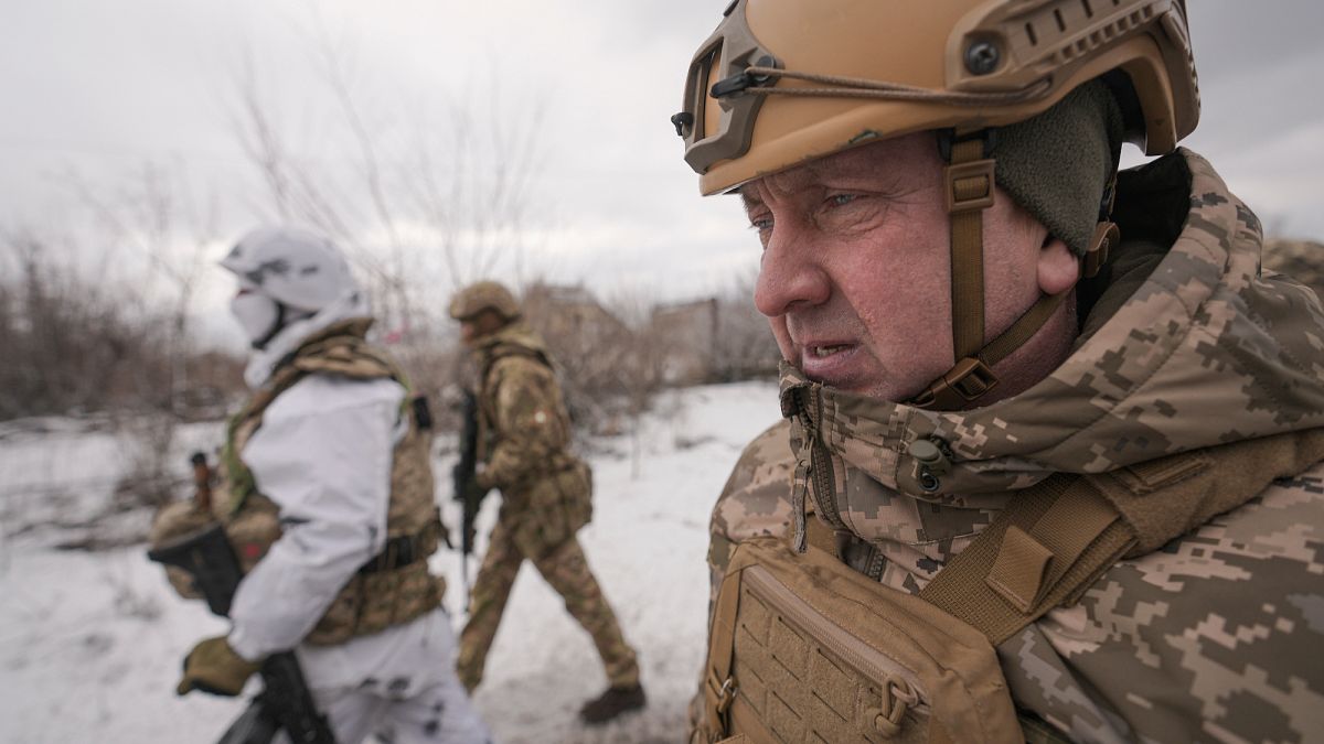General ucraniano de visita à linha da frente do conflito na região de Donetsk