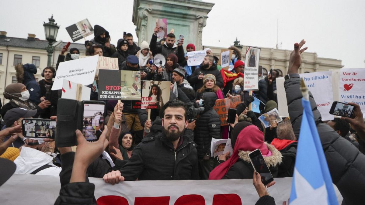 İsveç'in Göteborg kentindeki eylemlerde sosyal hizmetler kurumu protesto edildi