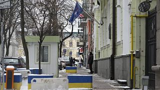 Biztonsági őr a kijevi brit nagykövetség épülete előtt