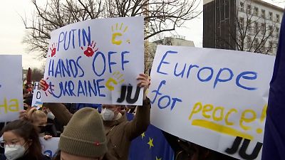 Russische Botschaften: Proteste in Berlin und Paris