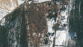 Amint az ezen a február 22-én készült műholdfelvételen is látszik, 40 km-re az ukrán határtól erős a csapatmozgás