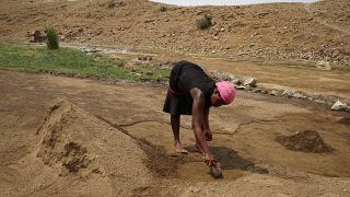 Ouganda : des mineurs de sel menacés par le changement climatique