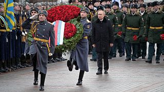 Moskau: Wladimir Putin am Grab des unbekannten Soldaten