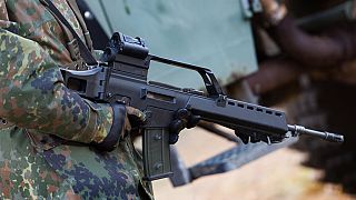 Deutscher Soldat hält ein Heckler & Koch G36 Sturmgewehr auf einem Truppenübungsplatz bei Weißkeissel (2014)