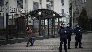 Ukrainische Polizisten vor der russischen Botschaft in Kiew