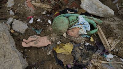 Un muñeco entre los escombros de las casas destruidas en Petrópolis