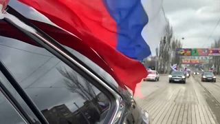 Autokonvoi mit russischen Flaggen in Donezk