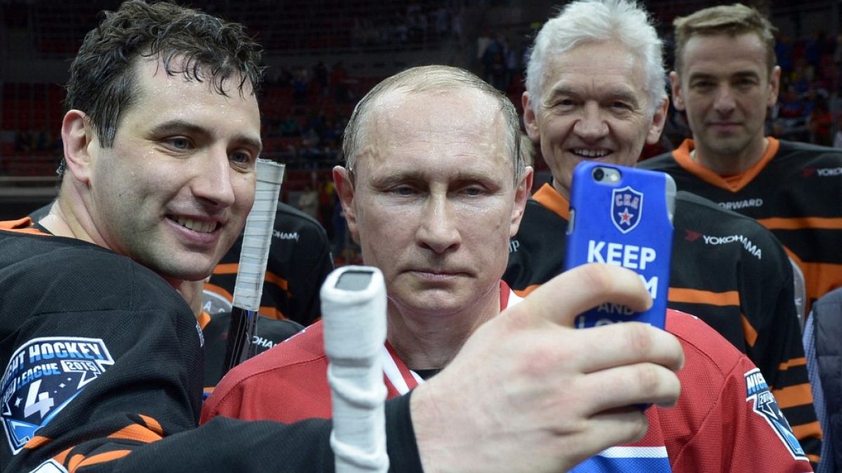 Wladimir Putin mit Oligarch Gennady Timtschenko (dahinter) beim Eishockey 2015