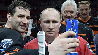 Wladimir Putin mit Oligarch Gennady Timtschenko (dahinter) beim Eishockey 2015