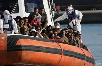 مهاجرون شبان وفتيان معظمهم من مصر، تم إنقاذهم من قبل خفر السواحل الإيطالي، دخلوا ميناء روكيلا جونيكا، بمنطقة كالابريا جنوب إيطاليا نوفمبر-تشرين الثاني 2021