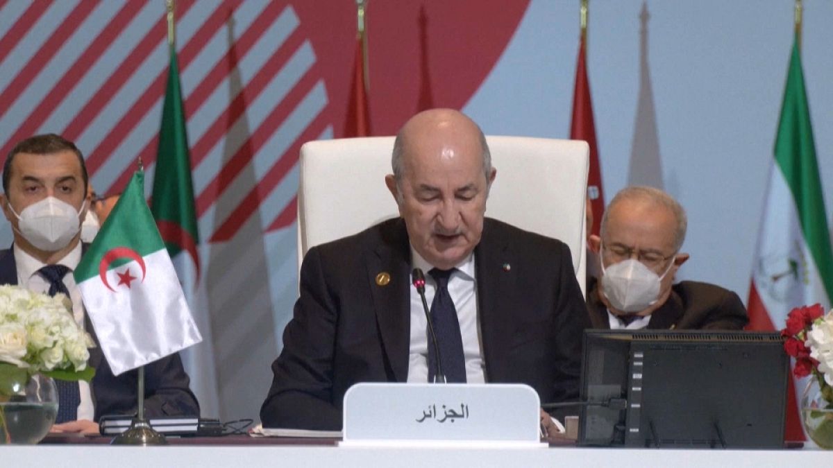 الرئيس الجزائري عبد المجيد تبون وخلفه وزير خارجيته رمطان لعمامرة في الدوحة.