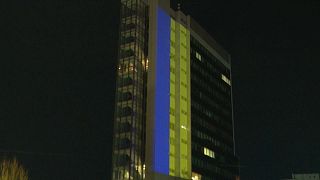 Der Sitz der kosovarischen Regierung in die ukrainischen Farben getaucht