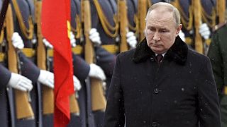 Waldimir Putin am Grab des unbekannten Soldaten in Moskau an diesem Mittwoch