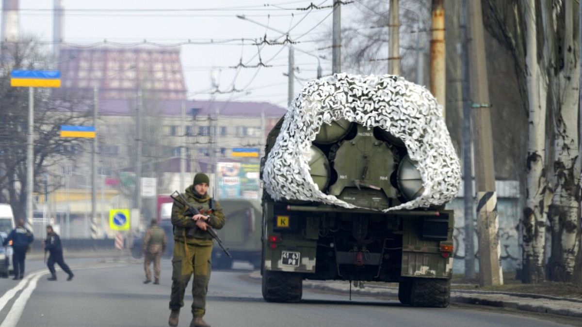 Ein ukrainischer Soldat neben einem Militärfahrzeug in Kramatosrk, Ostukraine