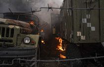 Veículos militares ucranianos destruídos após ataque russo em Mariupol