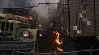 Veículos militares ucranianos destruídos após ataque russo em Mariupol