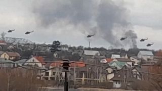 Военные вертолёты, по всей видимости, российские, в небе вблизи украинской столицы