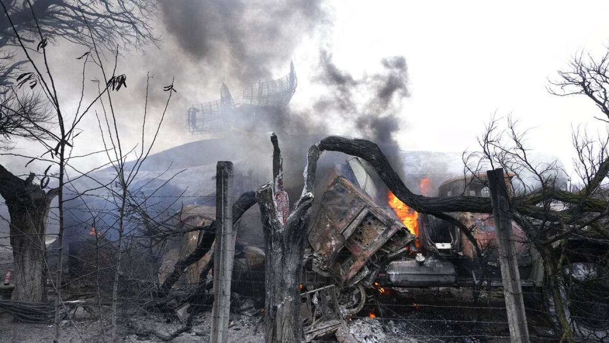 Beschädigte Militärausrüstung außerhalb von Mariupol, Ukraine