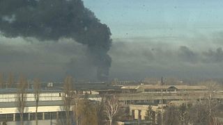تصاعد الدخان من مطار تشوجويف العسكري الأوكراني، الخميس 24 فبراير 2021